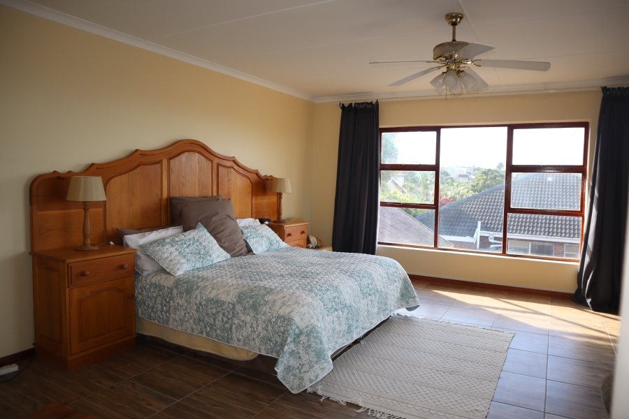 5 Bedroom Property for Sale in Wavecrest Eastern Cape